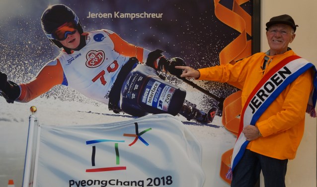Piet van Leeuwen bij de grote foto van zijn kleinzoon Jeroen Kampschreur die hangt in de etalage van Sport2000 in Winkelhof.