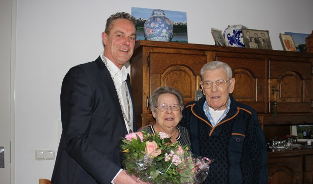 Uiteraard krijgt het bruidspaar bezoek van (in dit geval) de loco-burgemeester, Anne de Jong. | Foto: Annemiek Cornelissen