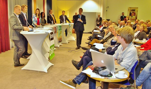Peter van der Geer probeerde de politici met prikkelende vragen uit de tent te lokken. | Foto Willemien Timmers