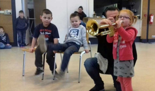 De kinderen maakten kennis met verschillende instrumenten, waaronder een trompet.
