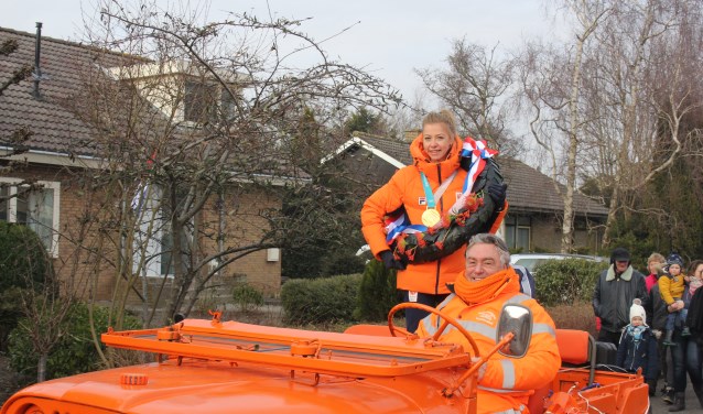 In een oranje jeep werd de Olympisch kampioene bij haar ouderlijk huis. | Foto: Annemiek Cornelisse