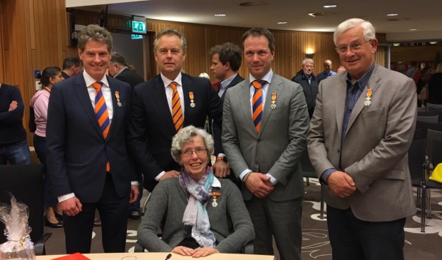 De gedecoreerden. V.l.n.r. Ino Cooijmans, Willem Joosten, Ria van Diepen, Jan Suijkerbuijk en Ed Grootaarts.