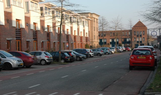 De Schildwacht met links de haakse parkeerplekken.