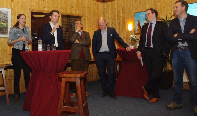 De Oegstgeester Sport Federatie voelde de zes lijsttrekkers aan de tand aan de hand van een viertal stellingen. | Foto's Willemien Timmers