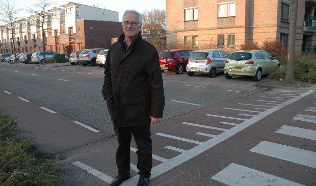 Jan van Gorp op de Schildwacht, met achter hem de haakse parkeerplaatsen.