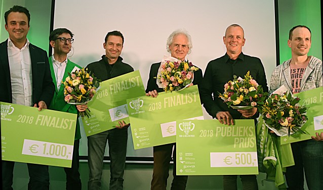De vier finalisten en de winnaar van de publieksprijs: Op de foto v.l.n.r. Joris Putman (Dutch Tulips Wodka), Hans van Dalen (presentator), Sebastiaan Bos (Kievit), Ted Wiegman (Bollenstreek Hout), Gerardo van Egmond (Indoorvolkstuin) en John van der Slot (Bloembollenbedrijf Van der Slot). | Foto: Piet van Kampen