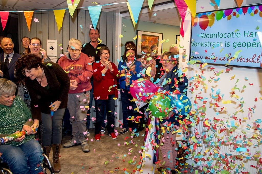Ger van den Bosch (rechts op de foto) onthulde een herinneringbord en kreeg daarna een regen van confetti over zich heen.
