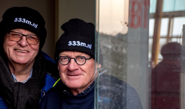 Gert Hogervorst (links) en John de Lange achter het loket van de Leiderdorpse ijsbaan.