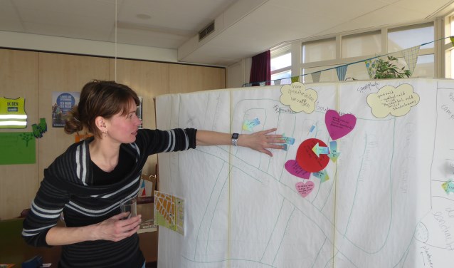 Buurtwerker Marjanne van Dijk inventariseert de wensen. | Foto: Ina Verblaauw