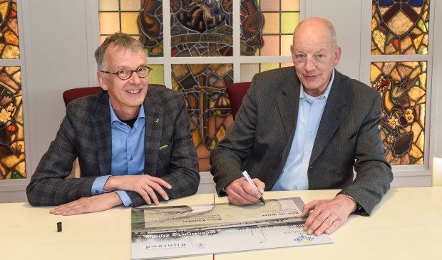Wethouder Kees van Velzen en hoogheemraad Marco Kastelein tekenen de Samenwerkingsovereenkomst ‘Dijkverbetering en reconstructie Zijldijk’. | Foto: Rokki fotografie