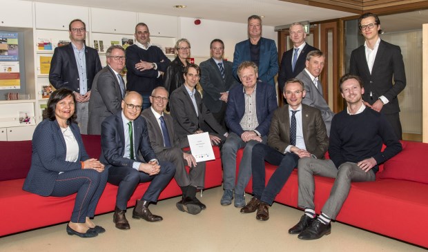 Bestuurders en werkgroepleden zijn trots op het behaalde resultaat en zetten nu graag gezamenlijk de schouders onder het vervolg: een goede strategie voor de Leidse bedrijventerreinen. | Foto PR