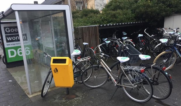 Met zadelhoesjes en koffie vestigt D66 fietsers en andere reizigers op het beleid van de partij ten aanzien van fietser en goed openbaar vervoer.