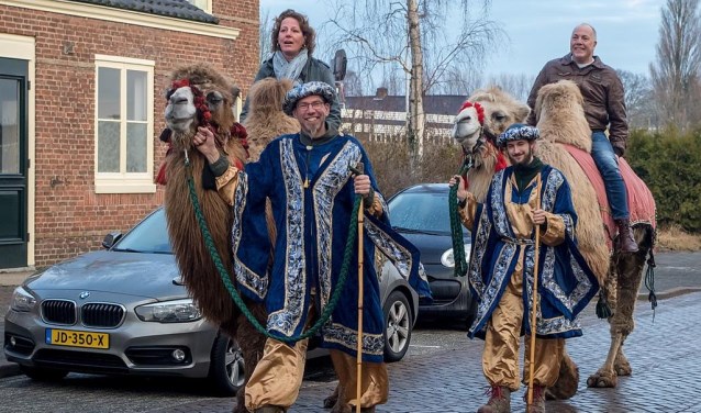 Saskia en Michel komen terug van hun toch per kameel door het oude dorp.
