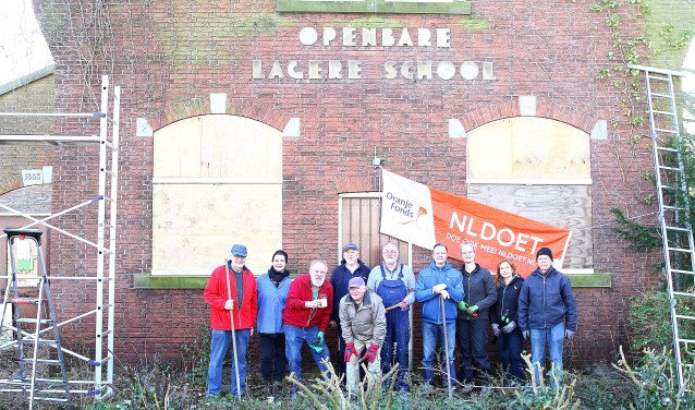 Het team dat bij de Oude School aan de slag ging in de tuin. | Foto: Arie in 't Veld