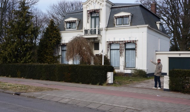 Thierry Hoveling geeft voor de villa tekst en uitleg over de bezwaren tegen de bouwplannen voor appartementen in de tuin achter de woning.