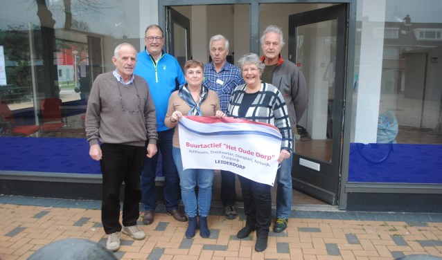 V.l.n.r. bestuursleden Jaap Timmermans, Fred Frijlink, Emmy van Haren, Jan Snatersen, Tenny Jonkers en Robert van der Laan voor het nieuwe buurtcentrum.
