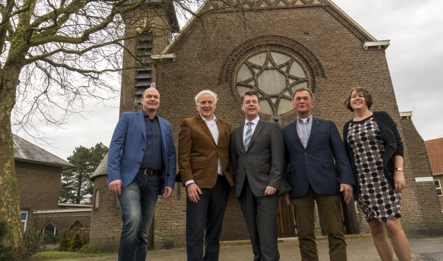 vlnr: Patrick Jansen, Peter Letschert (Renward) en Jeroen Verheijen. Wim van Haaster en Els van Berkel namens het parochiebestuur. | Foto: Remco Out