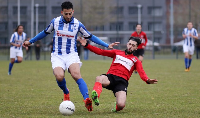 Yassire Hamdani passeert Anwar Akrouh van Magreb'90. | Foto: OrangePictures