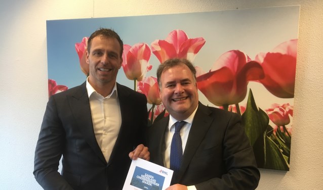 Wethouder Bas Brekelmans ontvangt het ondernemersmanifest van Hans Biesheuvel (r). | Foto: pr.