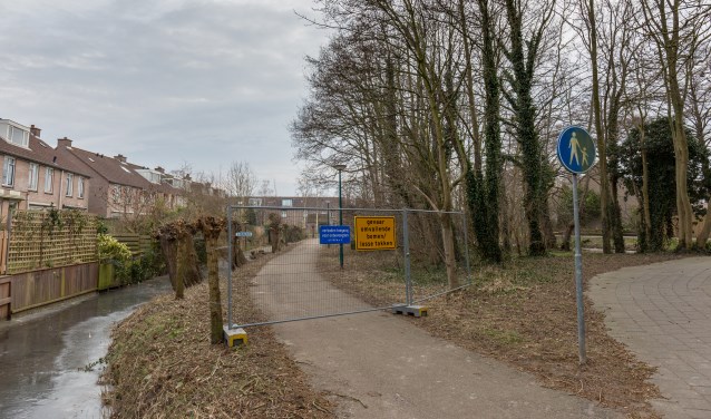 De Poelsteeg is afgezet wegens kans op omwaaien bomen en vallende takken. | Foto Wil van Elk