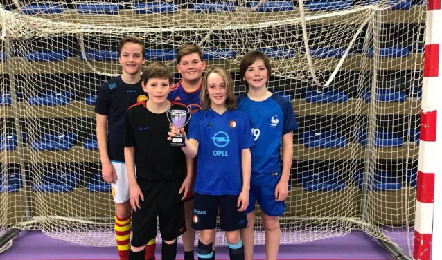 Het team uit groep 8b van de Springplank is de winnaar van de Combibrug Cup 2018: Kian, Timo, Björn, Alex en Lex. | Foto: pr./Pam MacBeth).