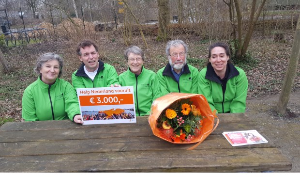 Het bestuur van de Leiderdorpse natuurspeeltuin De Dwarstuin met de zeer welkome cheque.