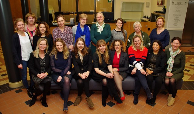 Veel politica's uit Oegstgeest kwamen op Internationale Vrouwendag in het gemeentehuis bijeen voor een informeel samenzijn met brainstorm-sessies. | Foto Willemien Timmers
