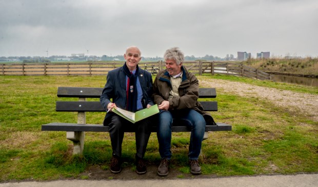 Wethouder Jeff Gardeniers (links) en voorzitter Bas Bijl van de Vogelwerkgroep Koudekerk/Hazerswoude e.o. ondertekenden de adoptieovereenkomst op locatie; het schiereiland, afgeschut met een hekwerk, is achter hen te zien.