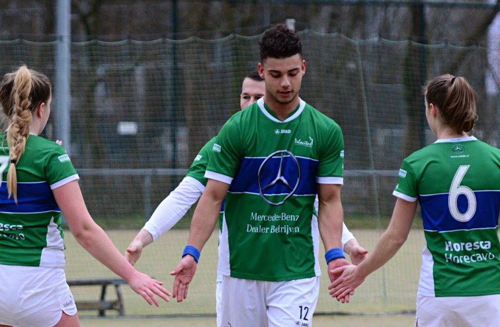 De spelers geven elkaar high fives na een doelpunt.