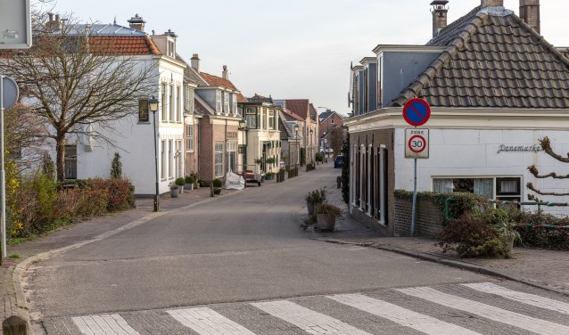 In de Dorpsstraat wordt veel te hard gereden. | Foto Wil van Elk
