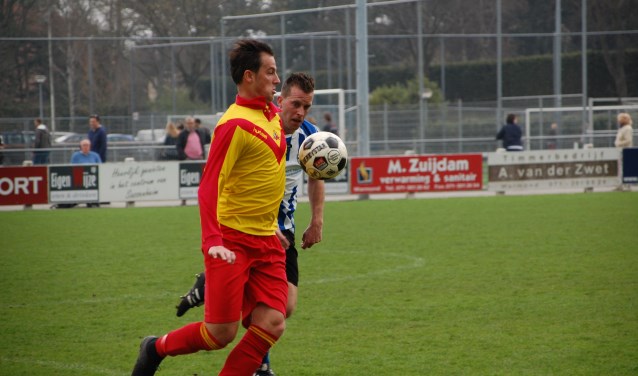 Dick Verhoeven was, door een te zachte terugspeelbal, verantwoordelijk voor de 1-0 achterstand van Van Nispen. | Foto: Trudy van den Berg