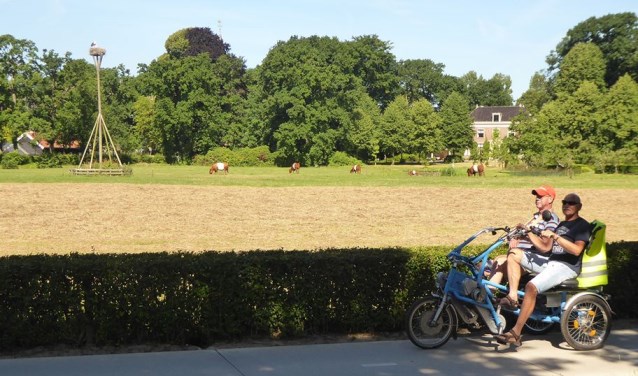 Bij Fietsmaatjes Teylingen fietsen gasten en vrijwilligers op de duofiets door de streek. | Foto: archief