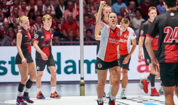 Celeste Split viert haar doelpunt. | Foto: René van Dam/www.rvdam.nl