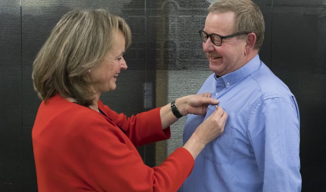 Voor ruim 20 jaar in de politiek kreeg Ad van Zelst een koninklijke onderscheiding.
