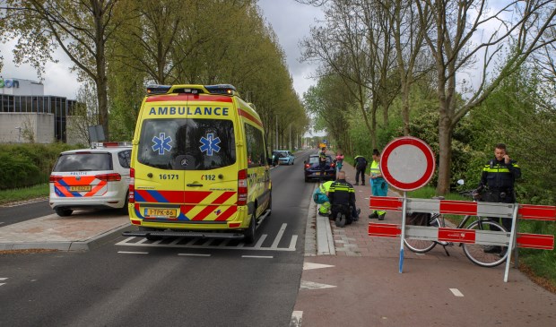Medewerkers van de ambulancedienst verlenen eerste hulp.
