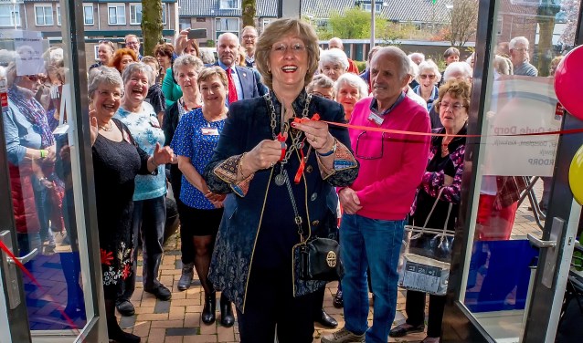 Burgemeester Laila Driessen opent 't Buurthuis. Rechts achter haar (in roze trui) voorzitter Jaap Timmermans van Buurtactief 't Oude Dorp. | Foto: J.P. Kranenburg