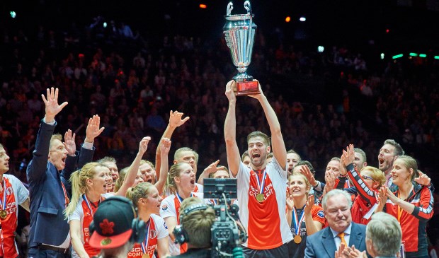 Aanvoerder Mick Snel viert de vijfde landstitel voor TOP. | Foto: René van Dam/www.rvdam.nl