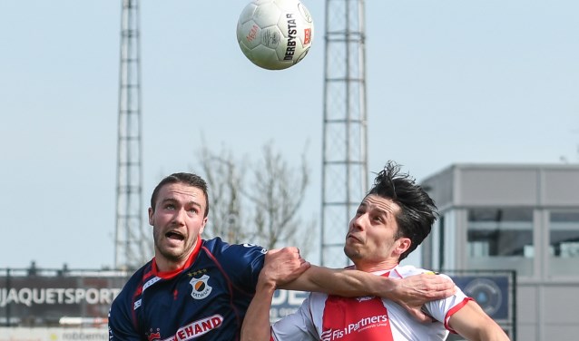 Kay Blokland en Ali Akla van IJsselmeervogels verwikkeld in luchtduel. | Foto: OrangePictures