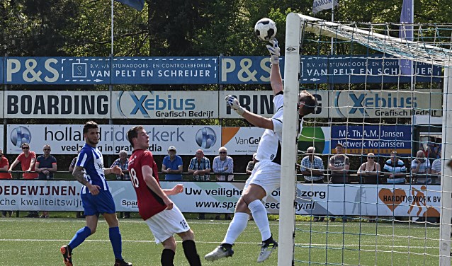 Hier kan doelman Danny Spelde nog een Katwijkse treffer voorkomen. | Foto: PR