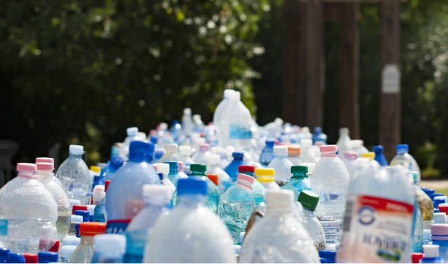 Statiegeld op alle plastic flessen kan een hoop schelen in het zwerfafval.