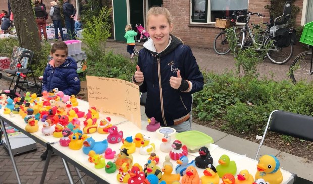 Jill achter haar verkooptafel op de Leiderdorpse kindervrijmarkt.
