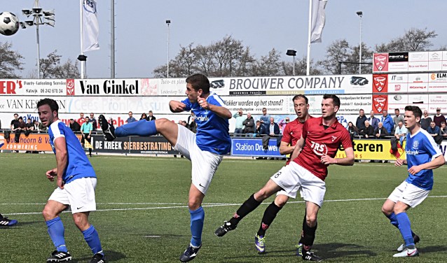Gerard Aafjes knalt weg en Robbin van Dijk komt niet aan de bal. | Foto: PR
