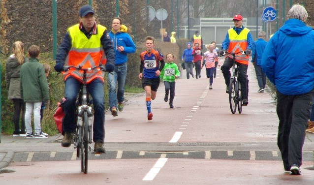 Michiel Veldman nadert de finish. Swerre Berendsen en Guusje Hazelaar zitten hem op de hielen. | Foto's Willemien Timmers