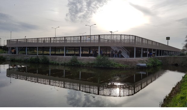 Het parkeerdek bij station Sassenheim is vanaf eind april gedeeltelijk afgesloten vanwege werkzaamheden. | Foto: pr.