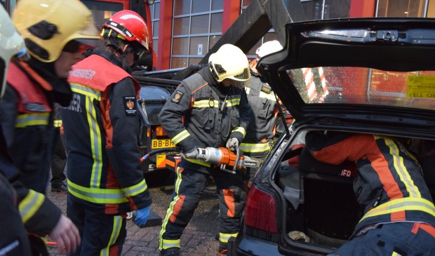 Vier 'slachtoffers' moesten uit de auto bevrijd worden.