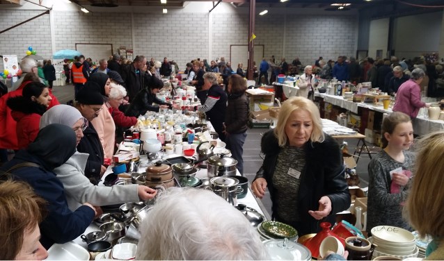 De nog volle tafels bij de kringloopmarkt van de SWG Lisse waren na afloop heel wat leger. Er kwamen meer bezoekers dan andere jaren op af.