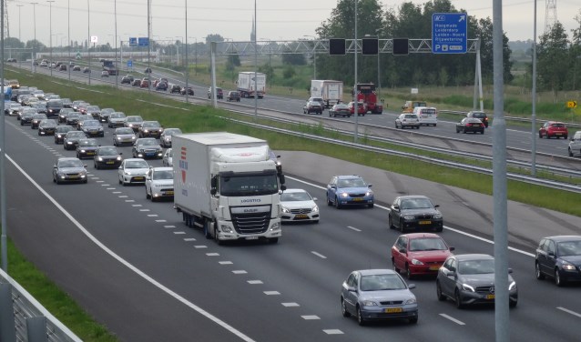 Het is steevast filerijden in de spits op de A4 bij Leiderdorp.