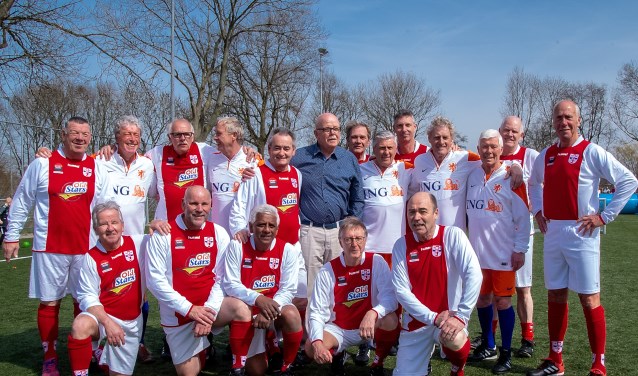 Broederlijk bijeen, voormalige sterren van RCL en Nederlandse topvoetballers van toen. Met in de ING shirts de oud-internationals, v.l.n.r. Henk Warnas, Dick Schoenaker, Sjaak Swart, Kees Kist en Piet de Vries. | Foto: J.P. Kranenburg