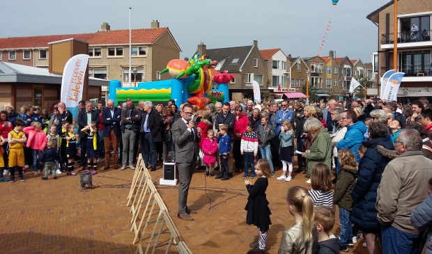 Wethouder Jacco Knape aan het woord tijdens de opening van het vernieuwde centrum. | Foto: MvR