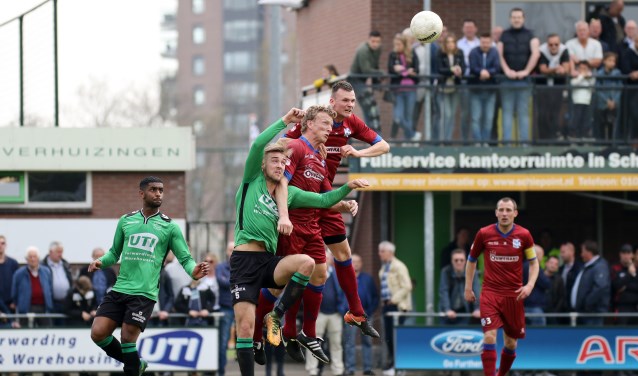 Arie de Vreugd en Dirk Kuyt in luchtgevecht. | Foto: OrangePictures